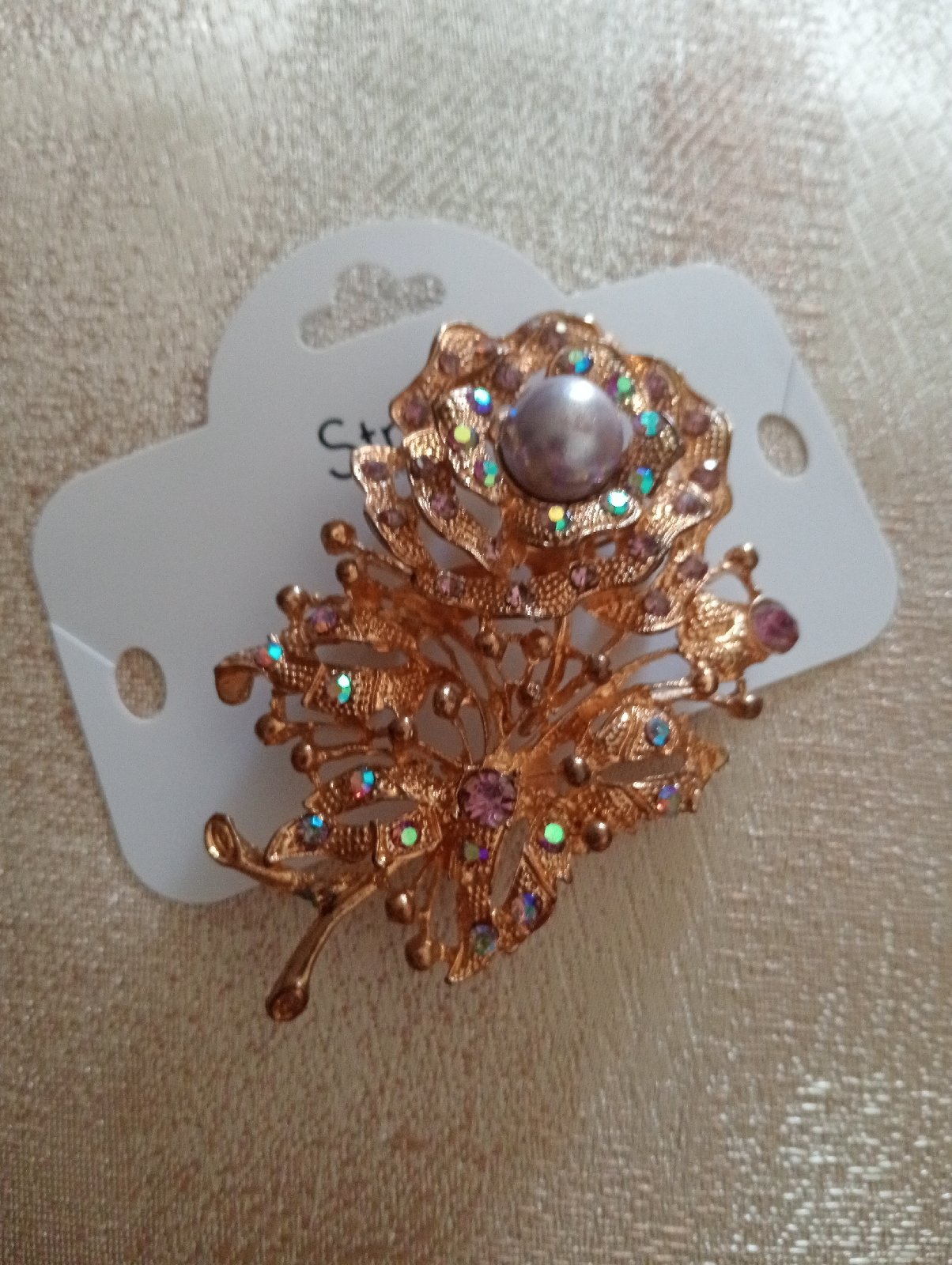 Broche doré mauve strass