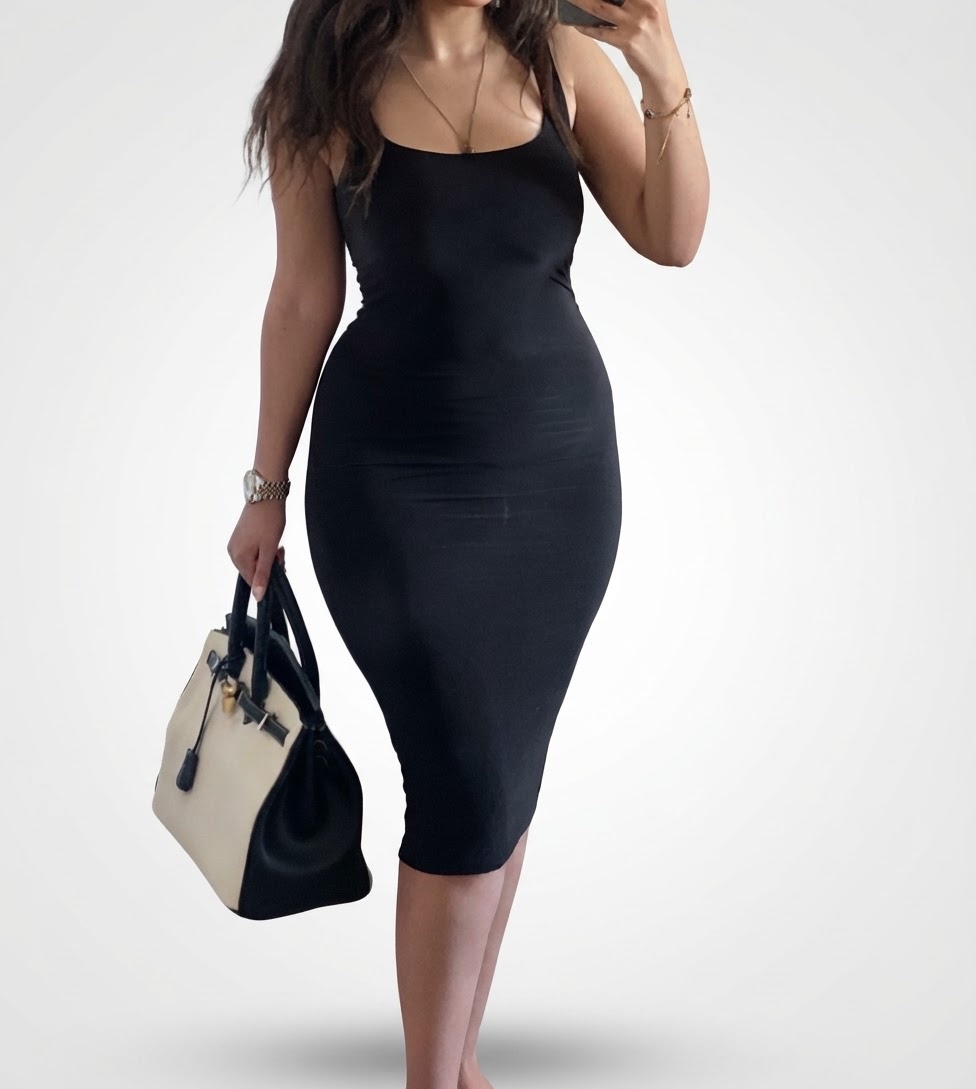 Robe noir ajuste sans manches