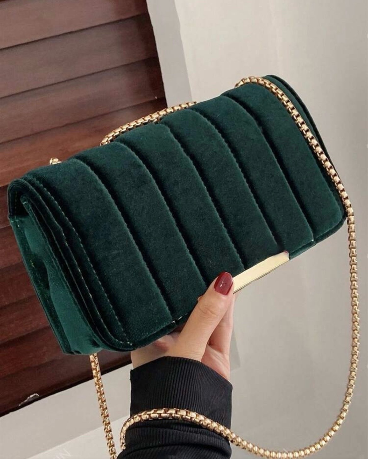 Sac en vert à chaine bordé en velours