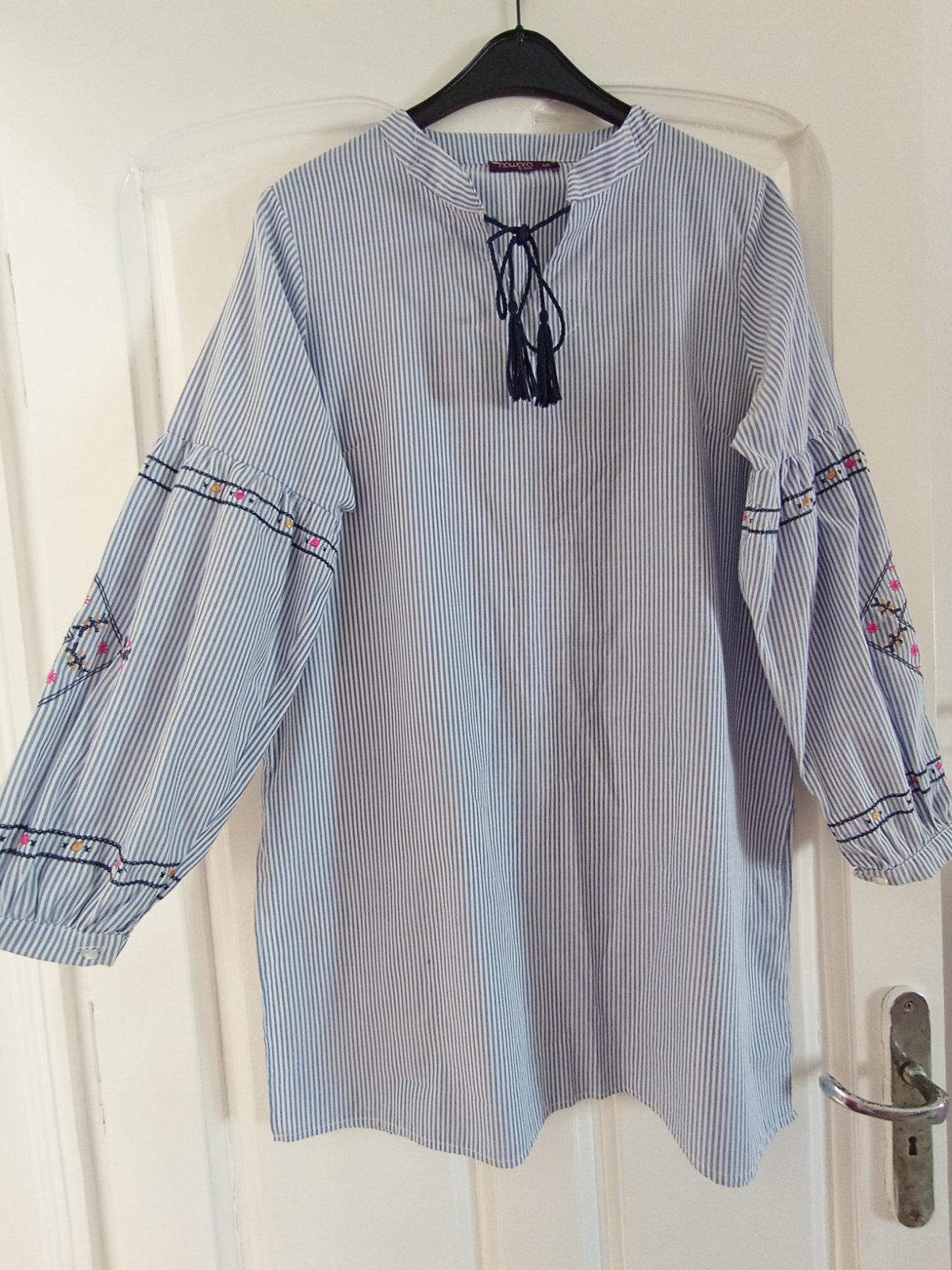 Chemise rayée avec broderie 