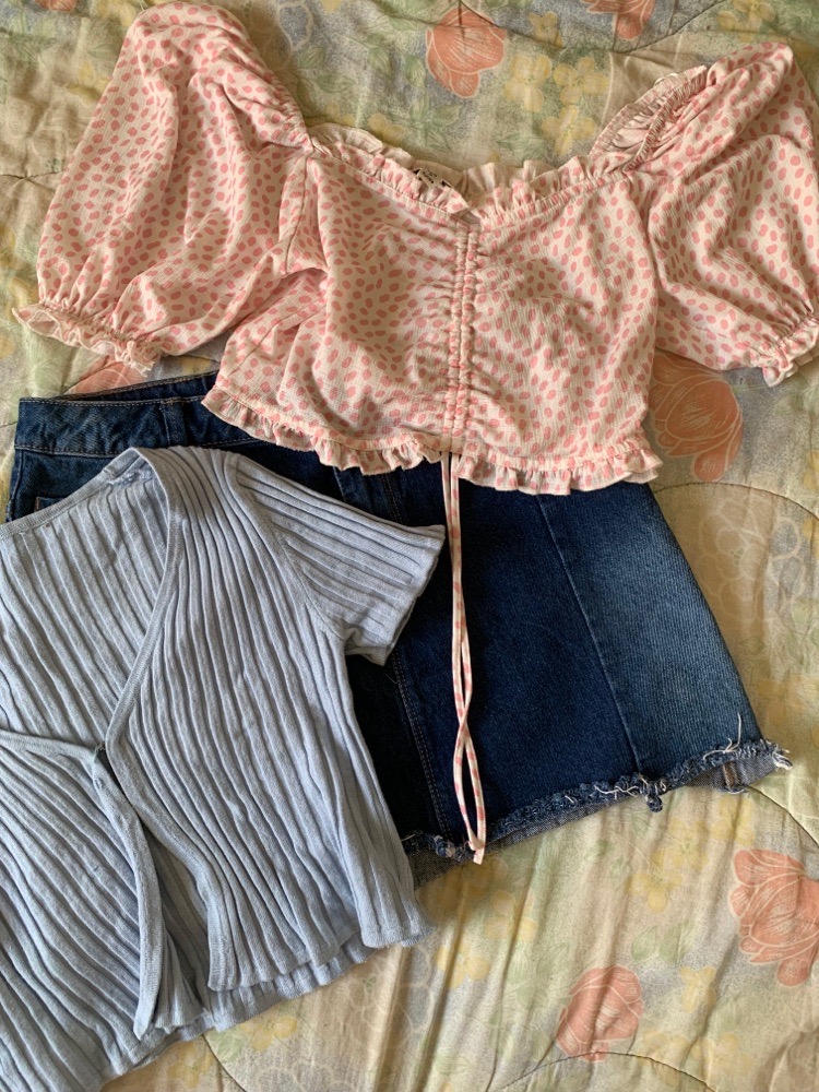 Lot de deux pull et un jupe