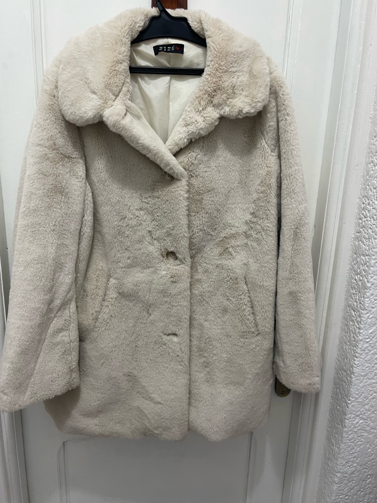 Manteau beige en fausse fourrure