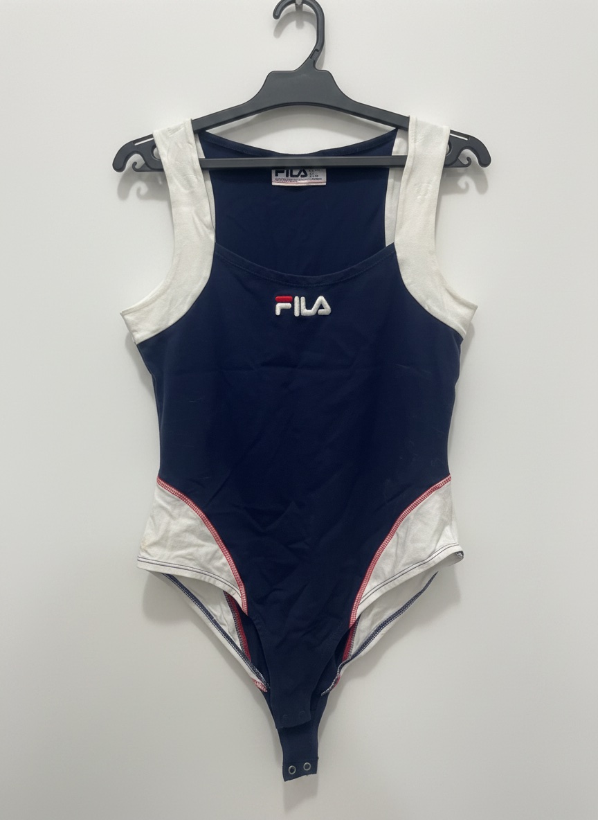 Maillot de bain Fila une pièce, bleu marine et blanc, style sport chic, confortable et tendance. Idéal pour la plage ou la piscine.