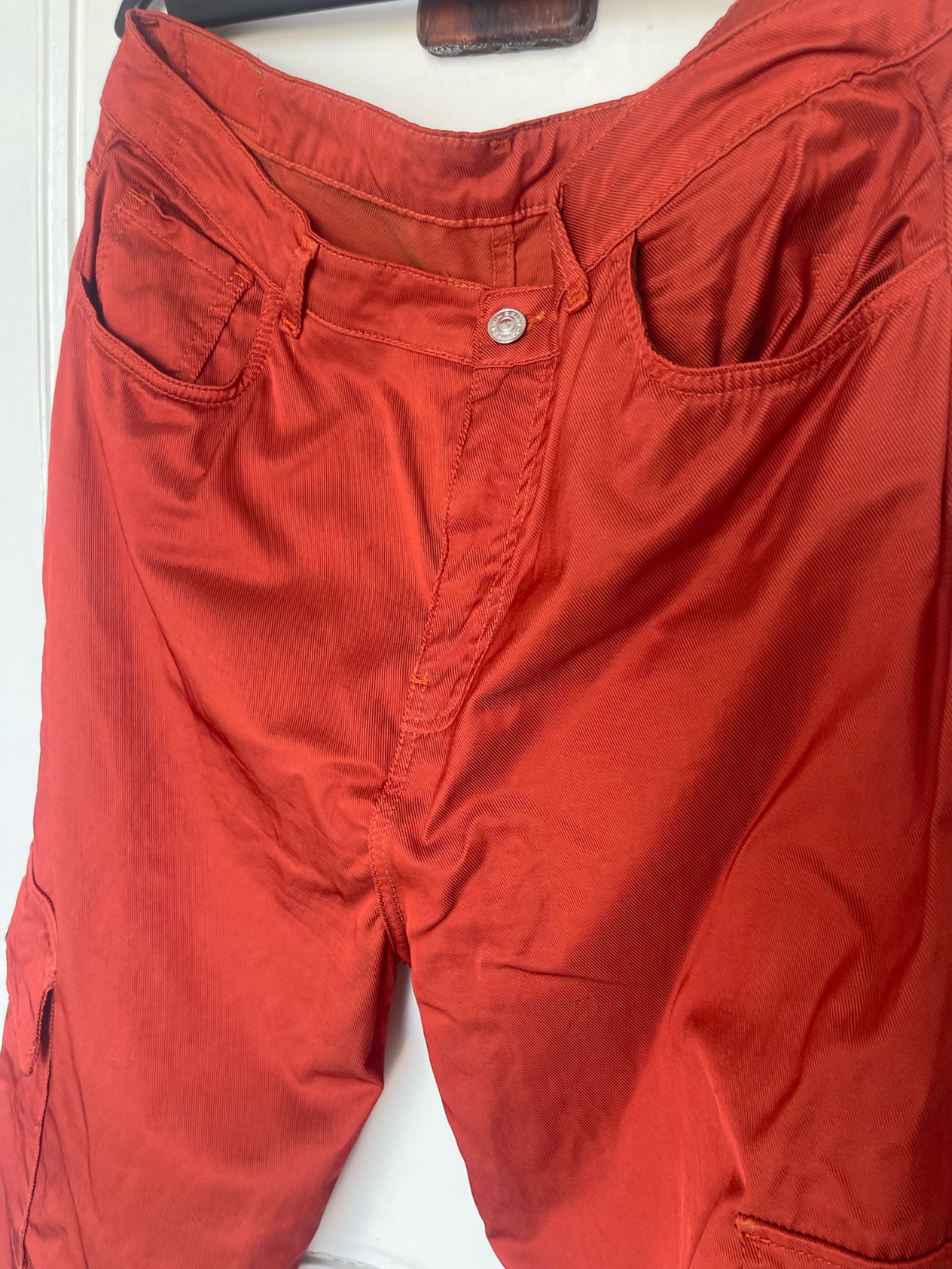 Pantalon rouge, Brique , orange, tissu satiné