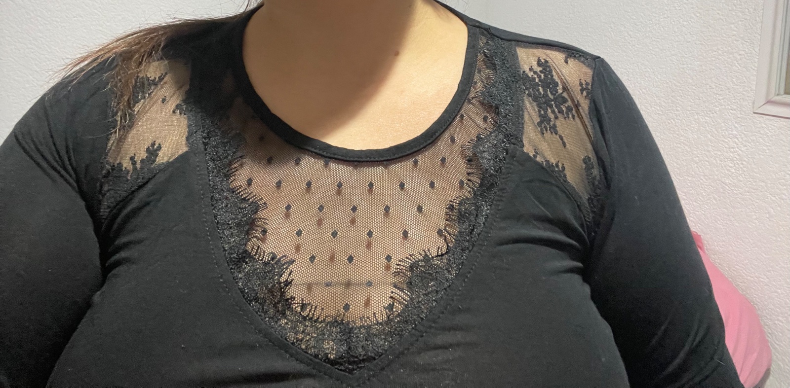Pull noir basique manche longe avec detaille de dentail 