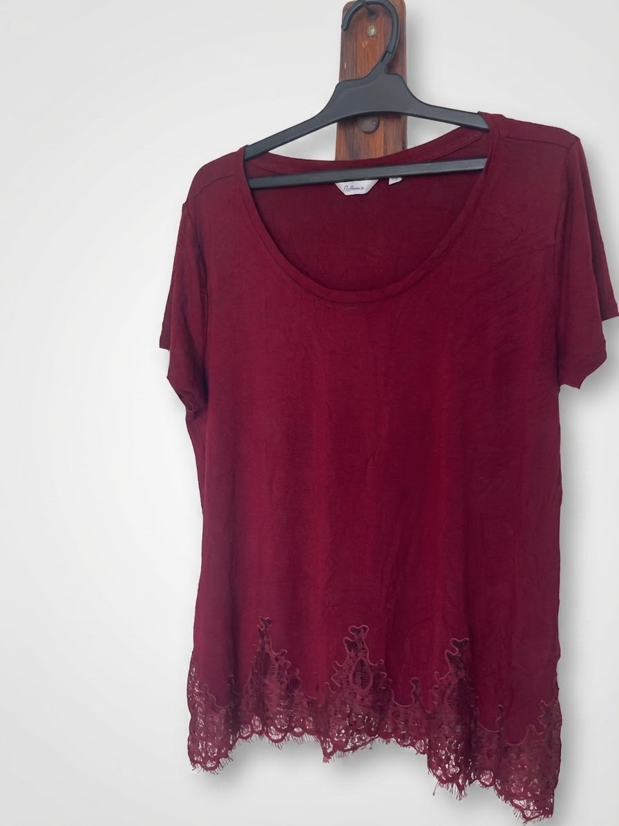 T-shirt bordeaux élégant avec finition en dentelle 🍷✨