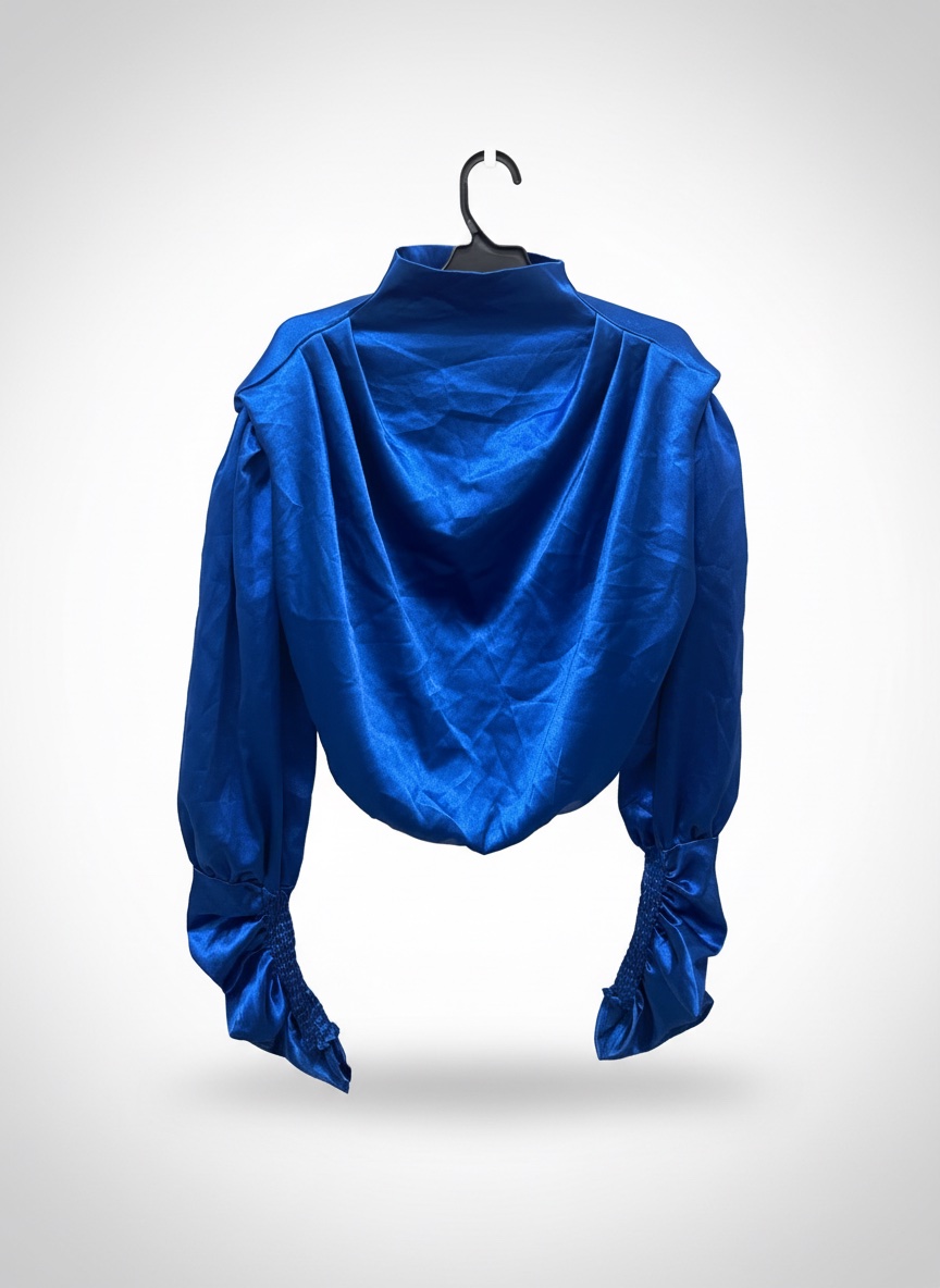 En haut en satin, couleur bleu électrique 🔹🔹