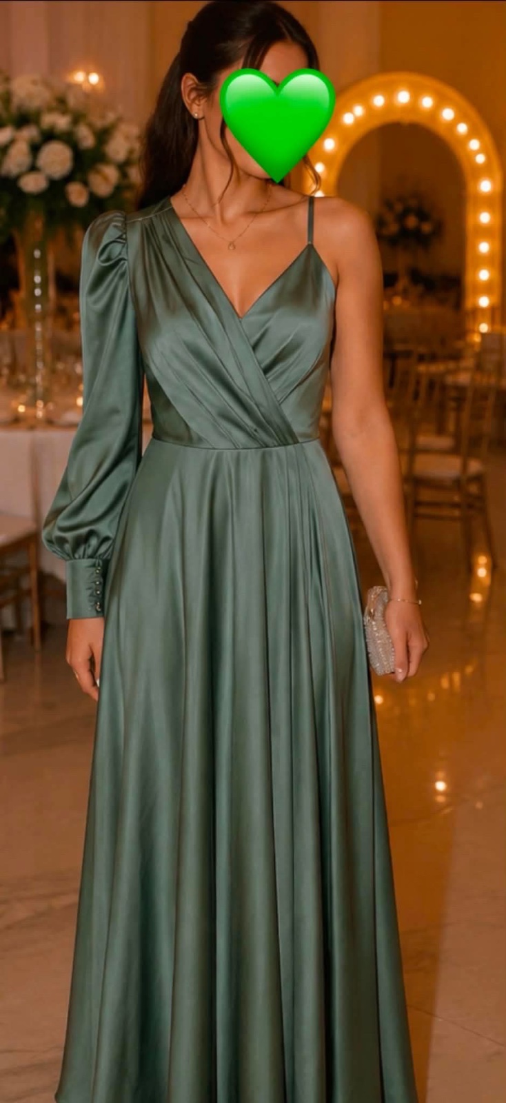 Magnifiquerobe longue en satin vert sauge, au tombé fluide et élégant