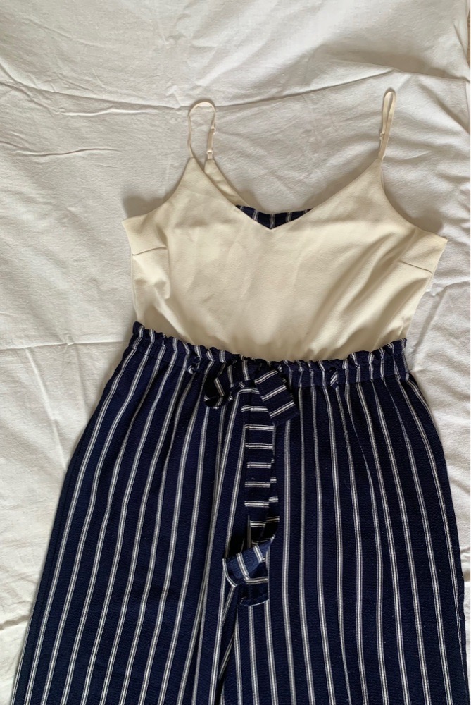 ✨ Ensemble chic – Haut blanc & pantalon à rayures 
