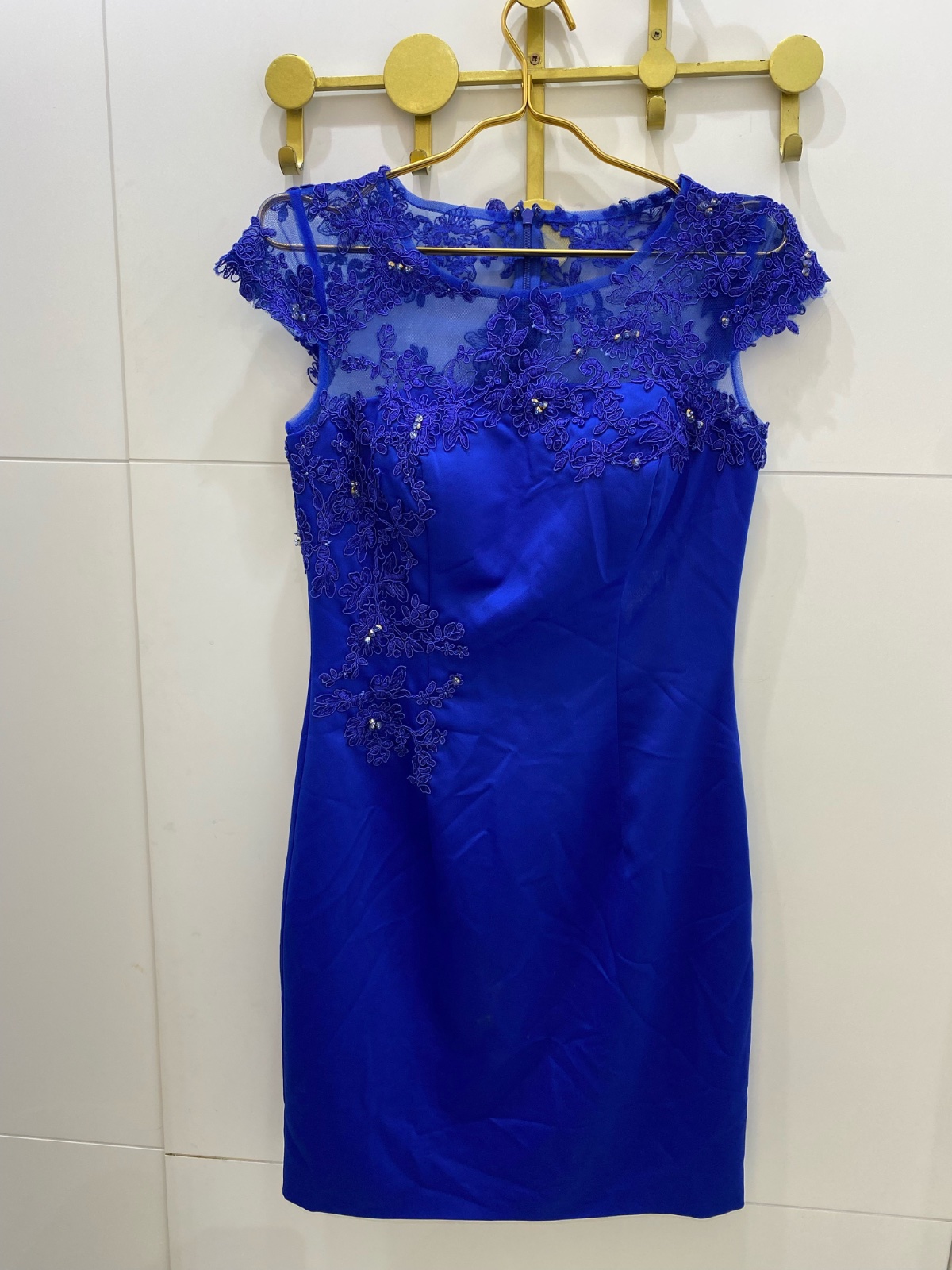 Robe de soirée courte bleu roi en dentelle