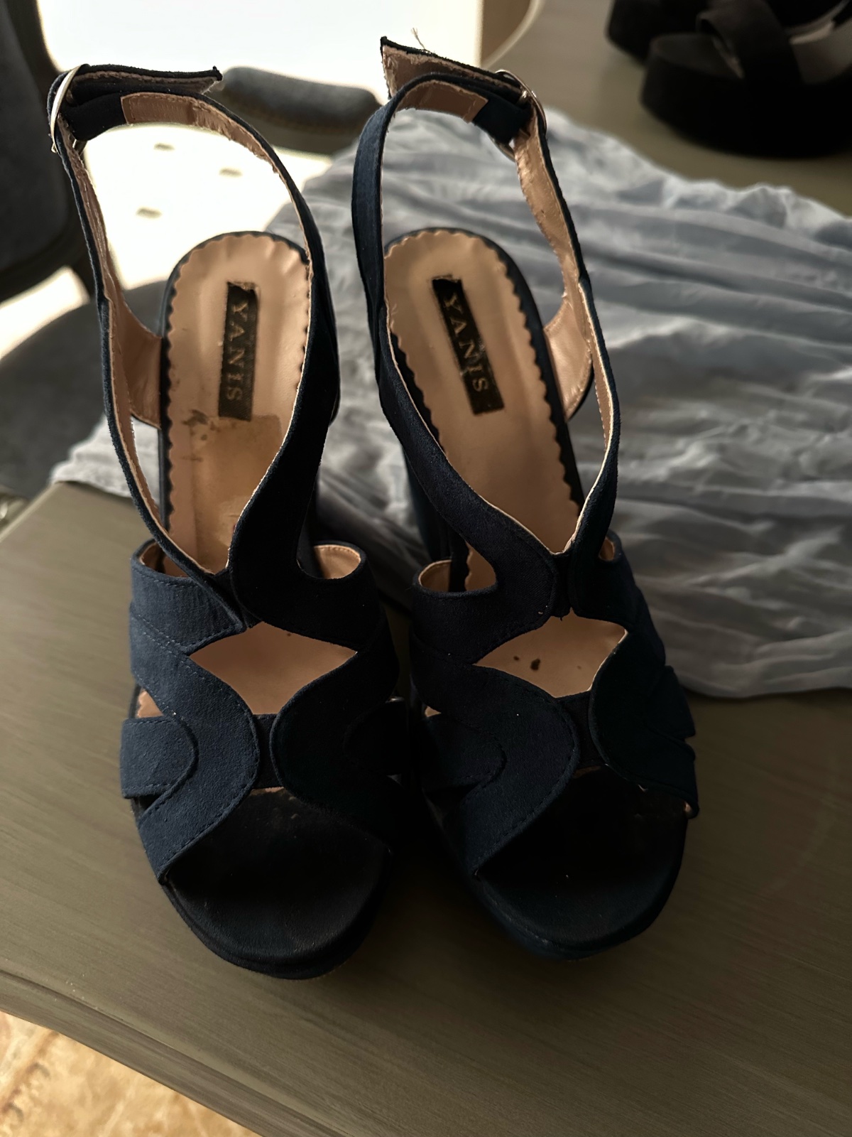 Ces chaussures sont des sandales compensées élégantes au style chic et féminin