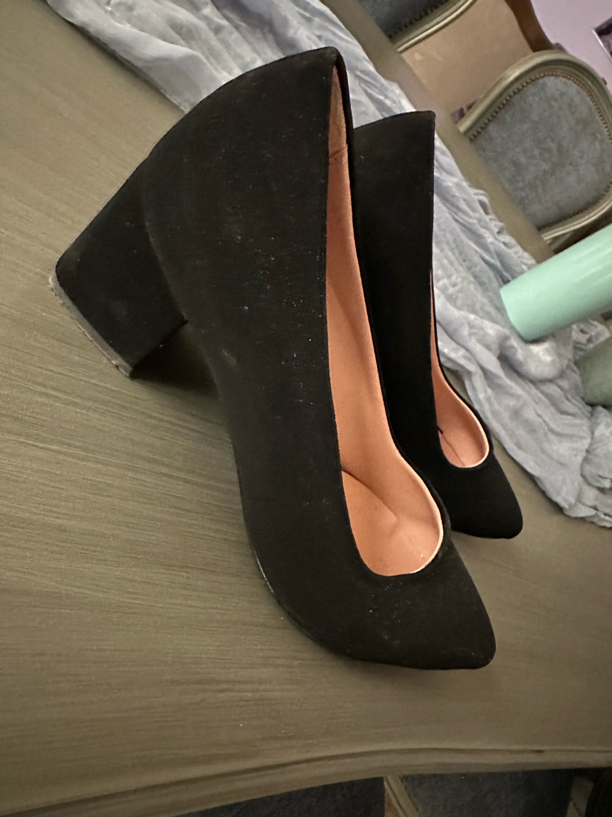 Ces chaussures sont des escarpins noirs classiques, très élégants et intemporels