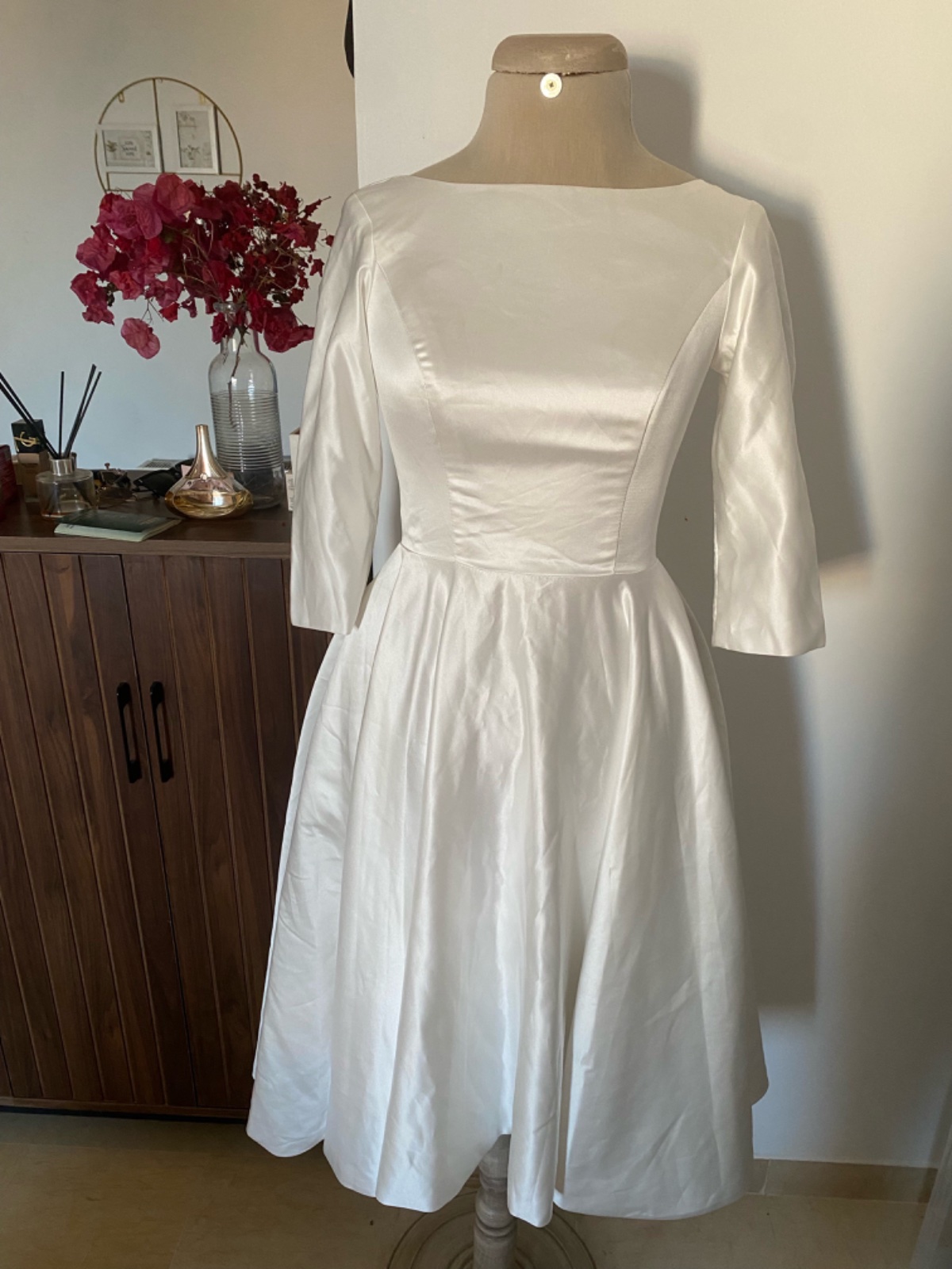 Robe satinée simple et élégante
