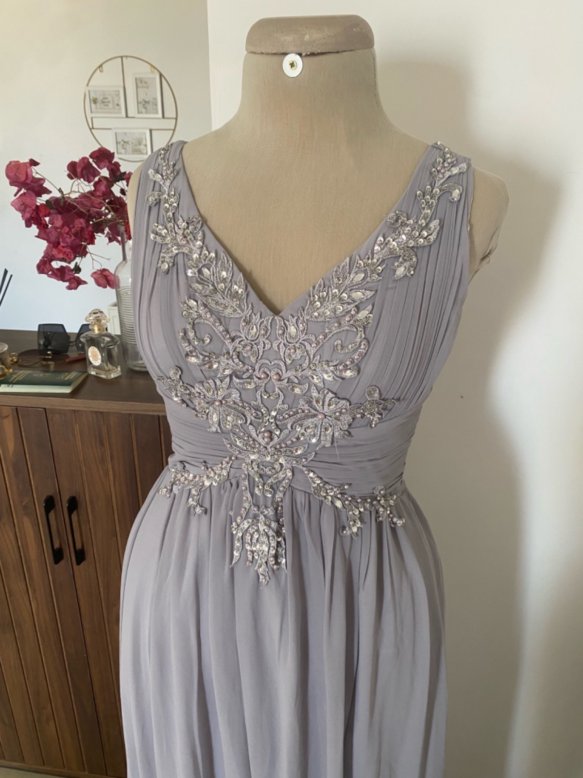 Robe longue maxi en mousseline doublée très tendance ornée de broderie et de strass