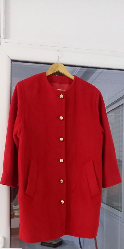 Magnifique manteau rouge à boutonnage doré 