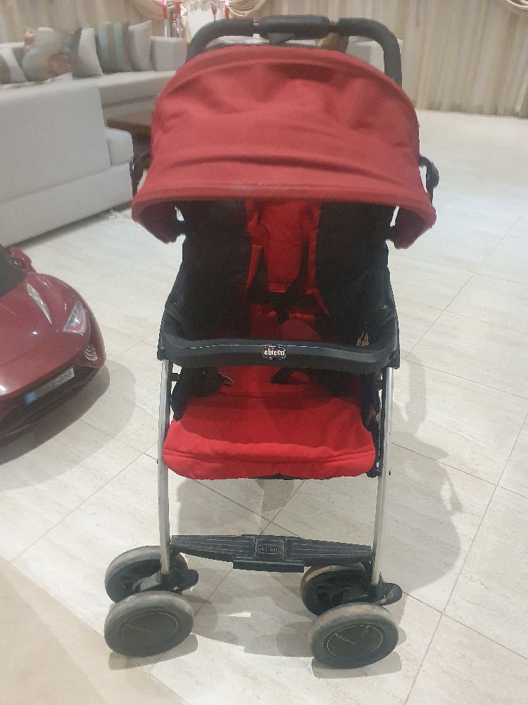 poussette presque neuve chicco