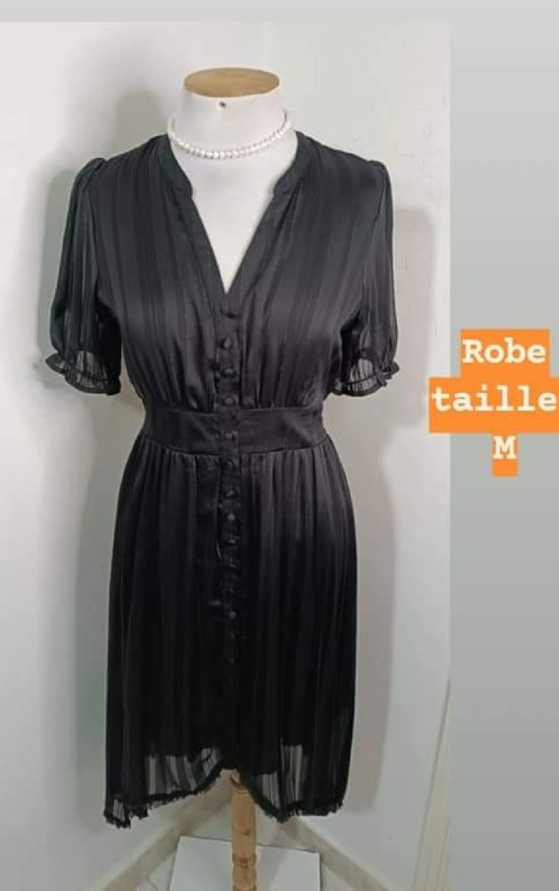 robe habillée noire avec détail fil en argent et manches bouffantes 
