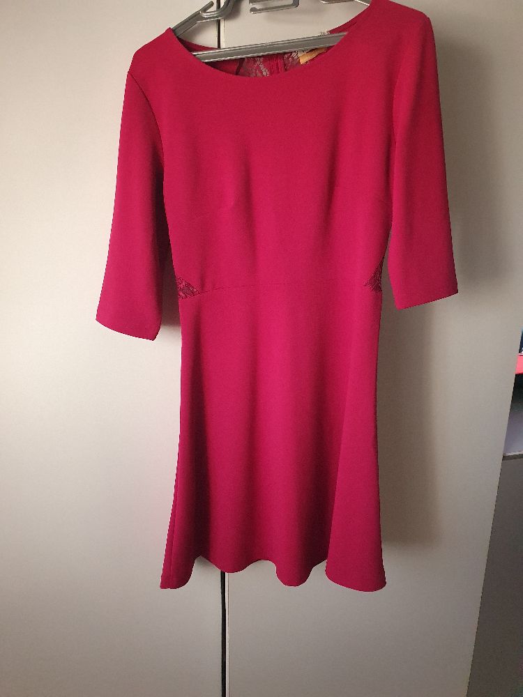 robe neuve évasée dos en très fine dentelle 