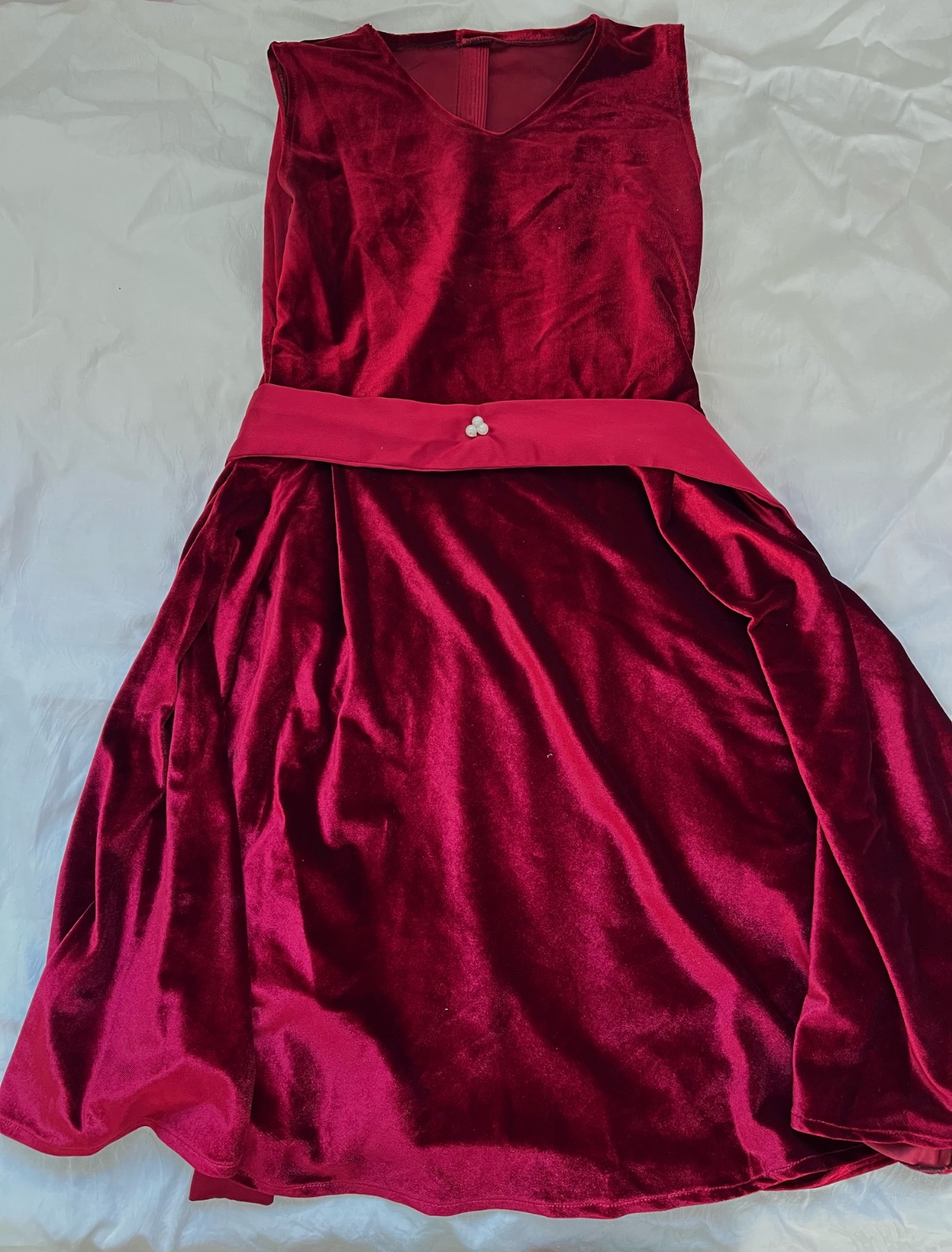 Élégante robe en velours de couleur bordeaux