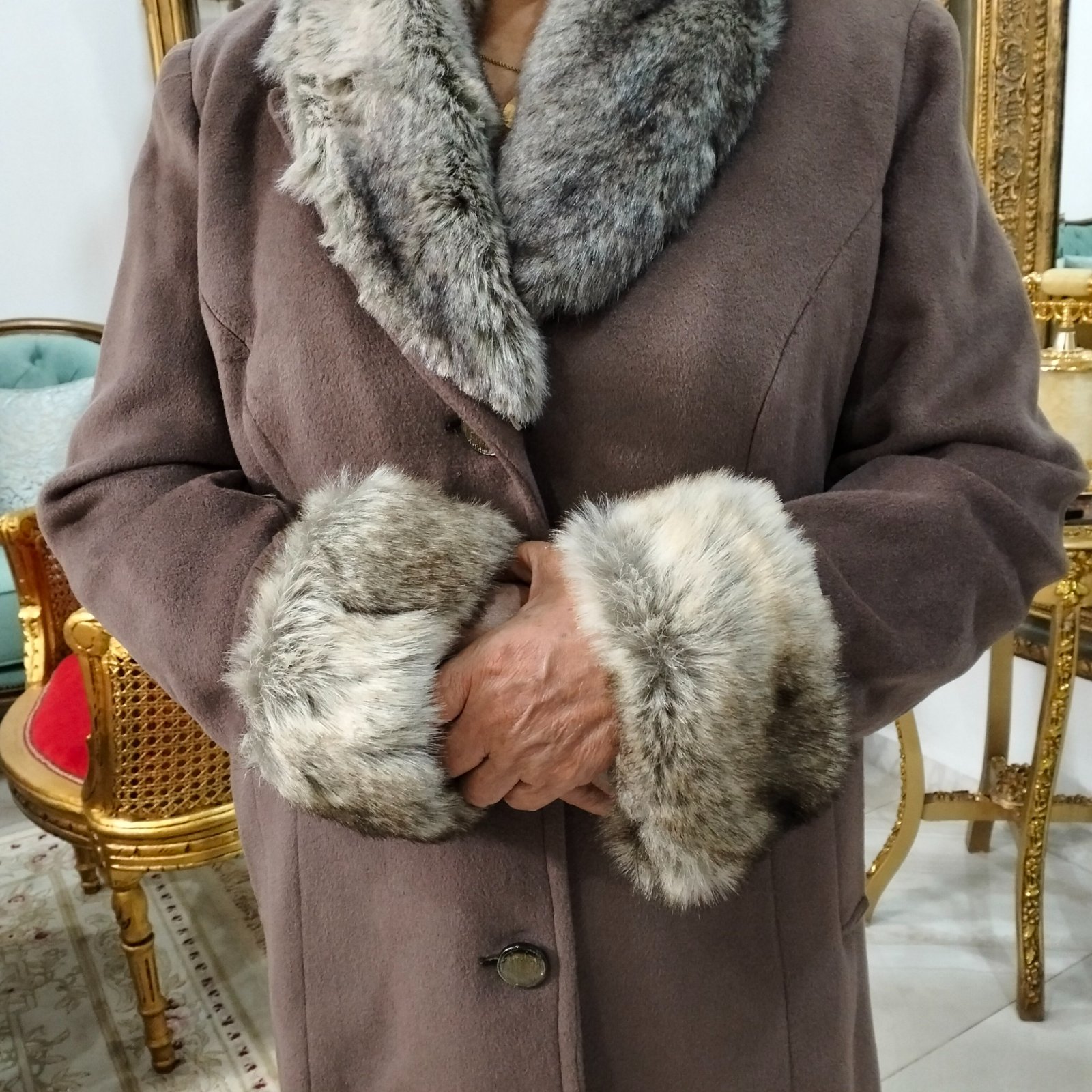 Manteau grège cachemire avec fourrure 