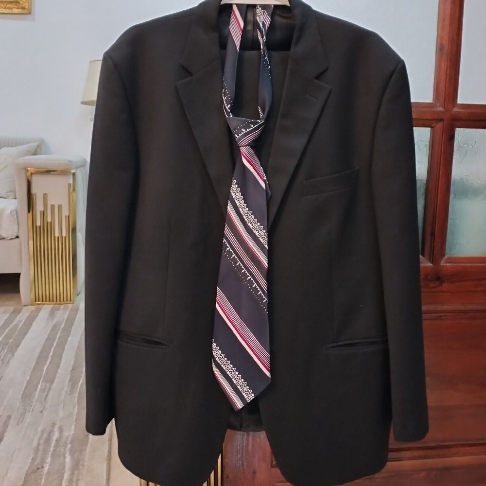 Costume noire pierre Cardin avec cravate 