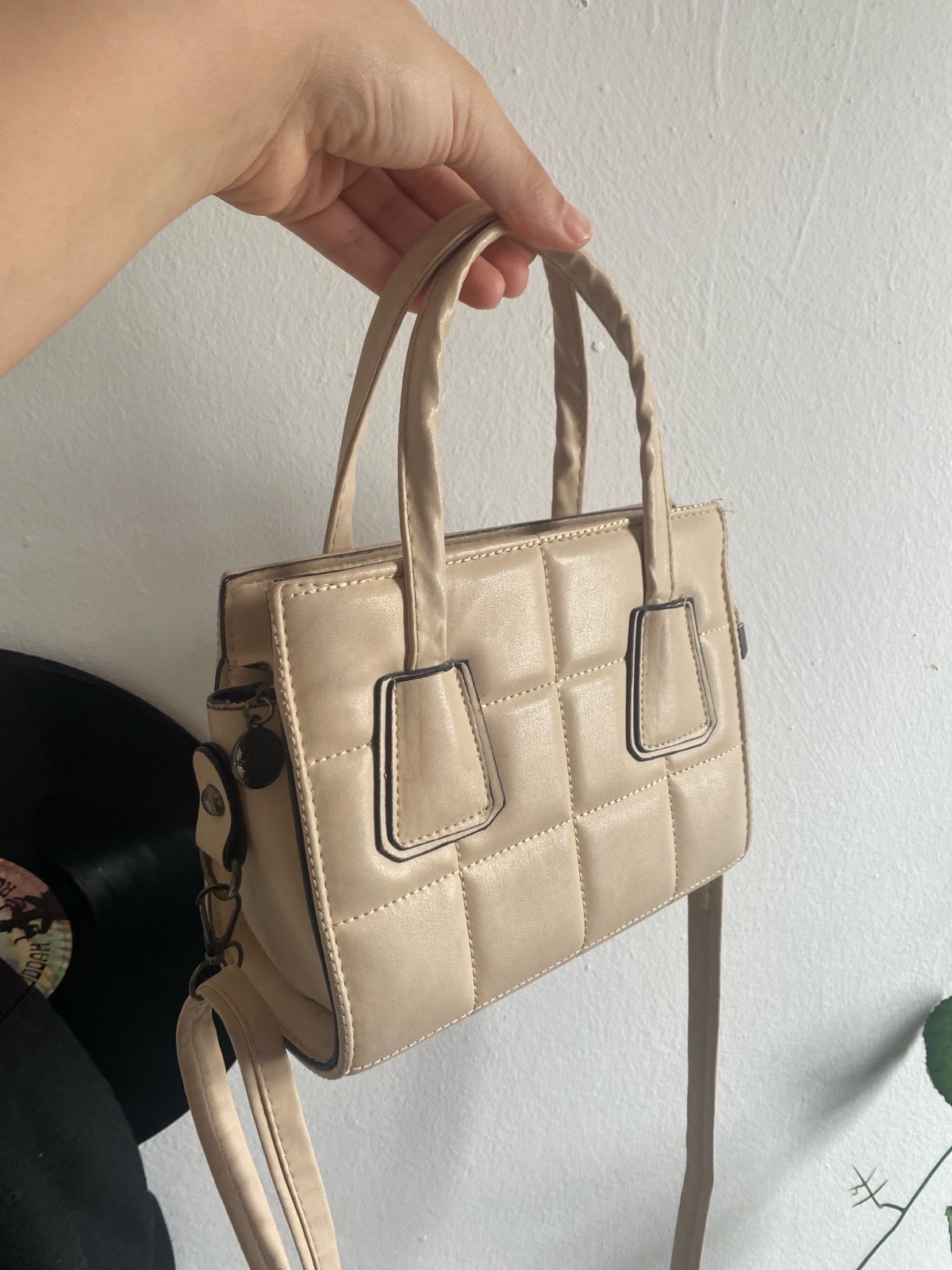 Sac à main beige avec sa bandouliére