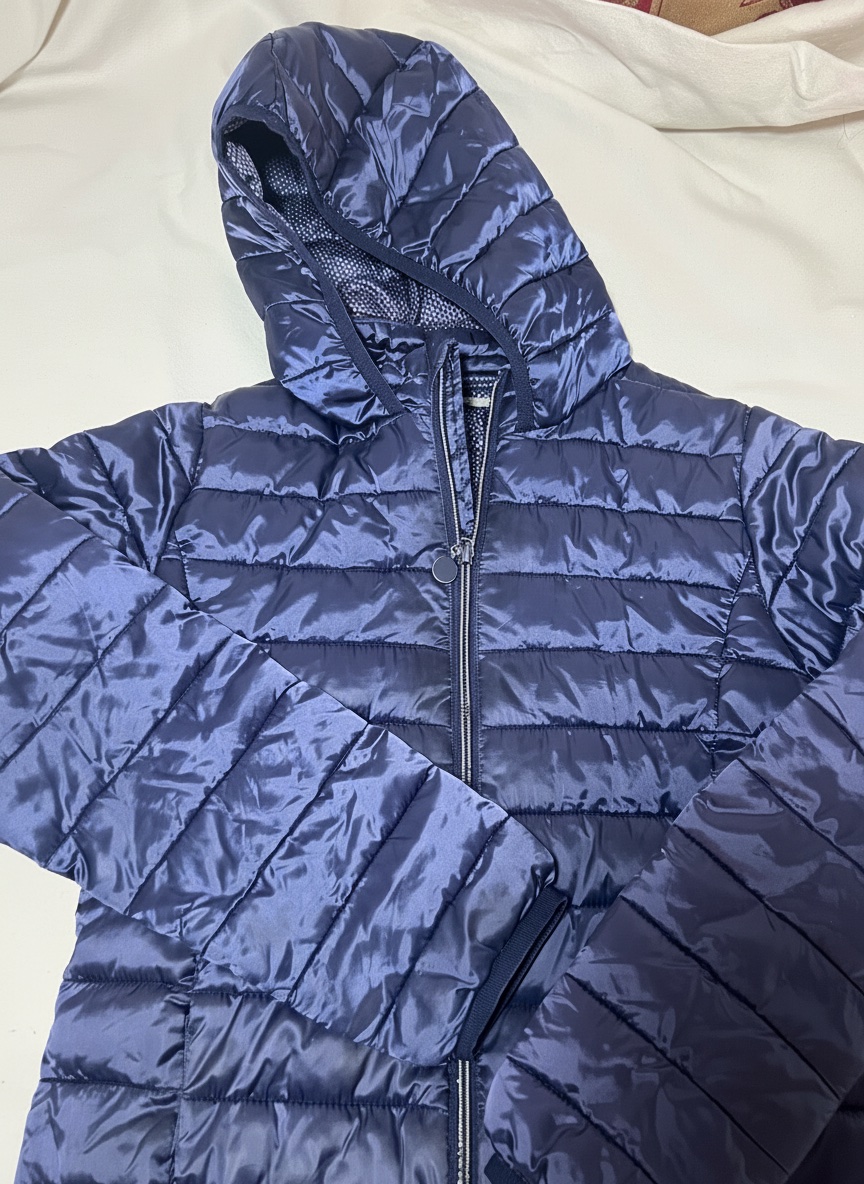Je vends cette doudounne légère à capuche de 12 ans