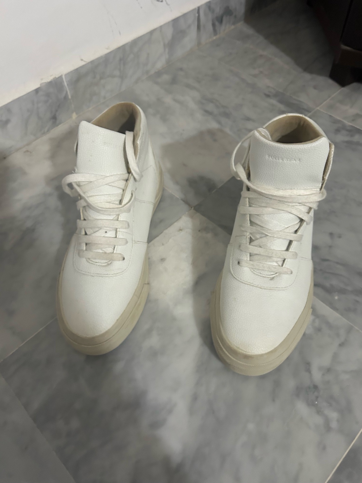 Baskets en blanc