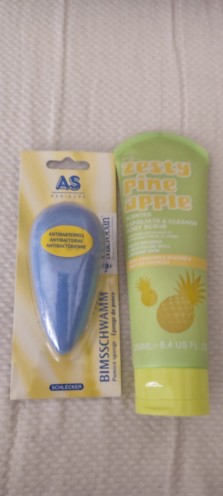 Eponge de ponce antibactérienne + gel douche body scrub 250 ml whith pineapple enzyme and  peptide complex