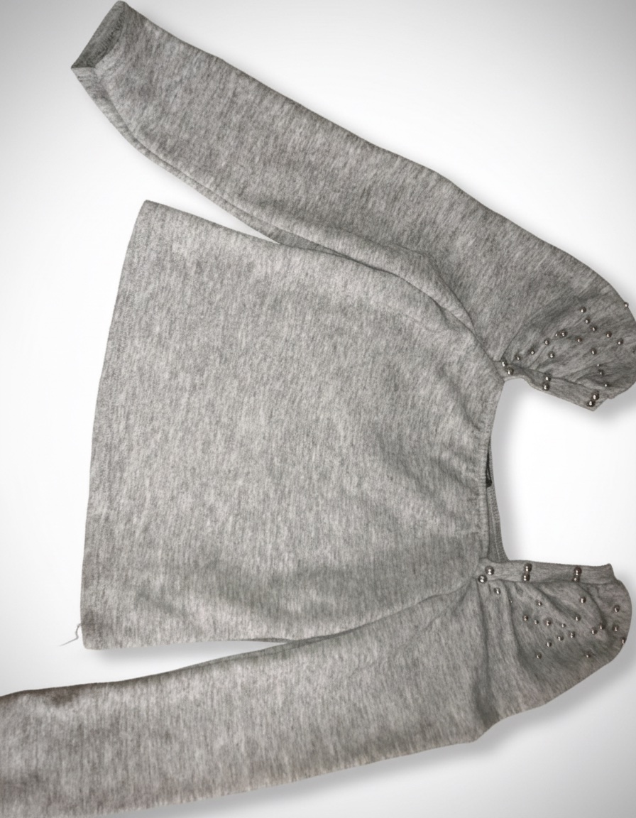 Pull style carré avec des perles silver au niveau des epaules 