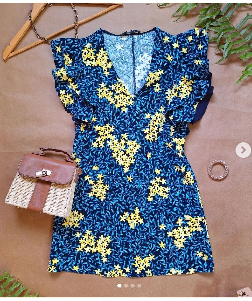 Une mini robe fleurie structurée