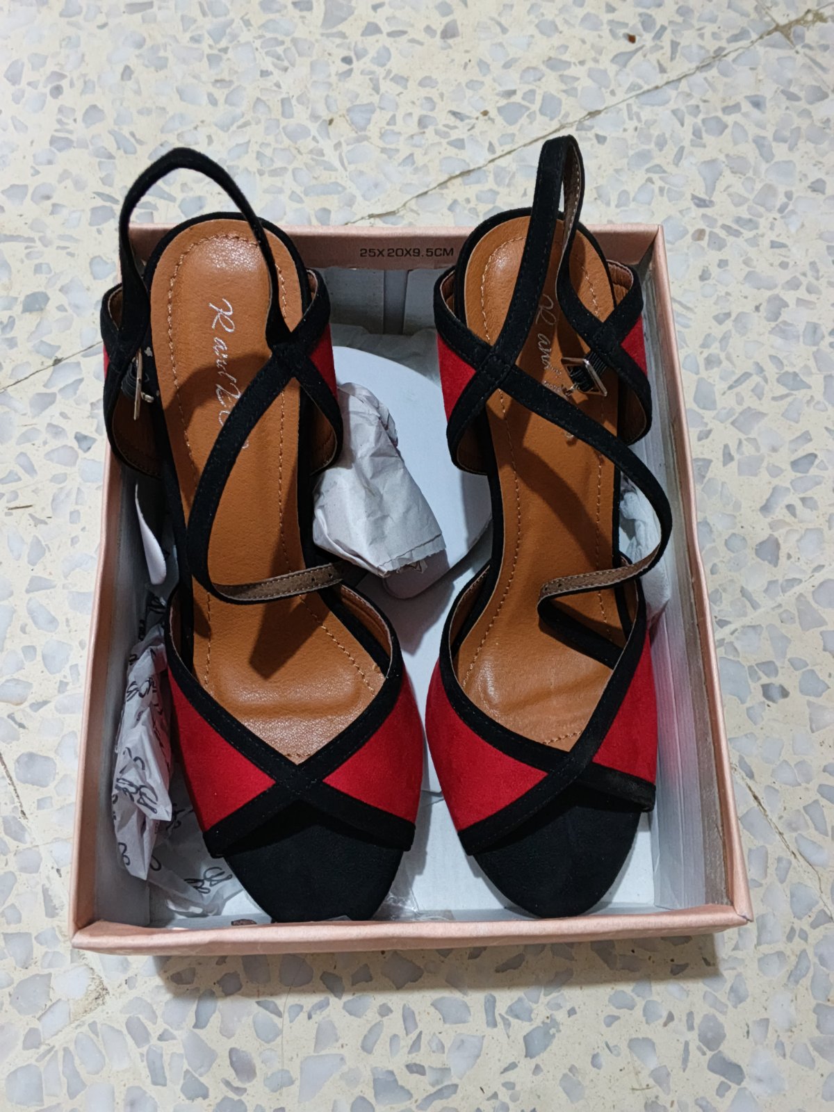 Chaussures neuves rouge et noir