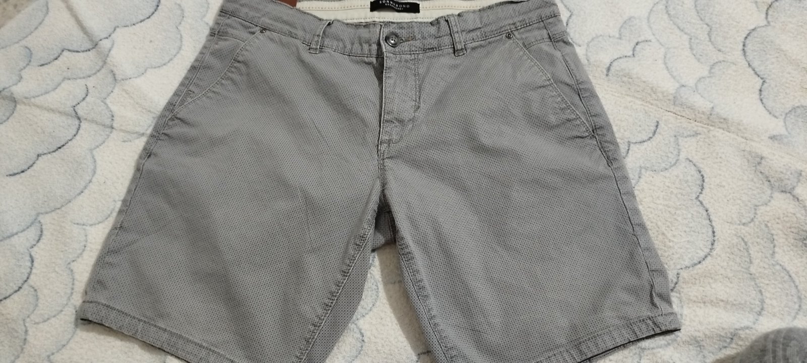 Short chino gris de la marque Sonny Bono avec un motif micro-pointillé.