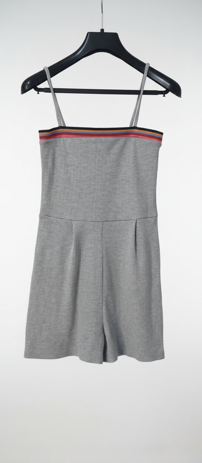 Ce vêtement est un combishort Bershka Basics gris en maille côtelée avec des bandes rayées colorées au niveau de l'encolure.
