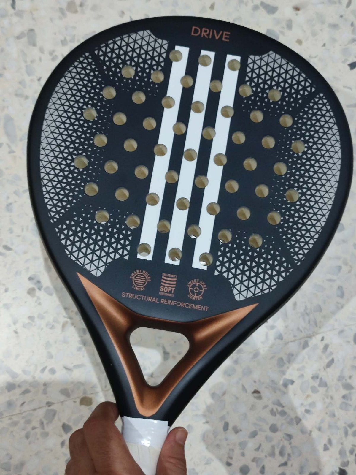 Raquette de padel en trés bon état avec son sac et des balles neuves