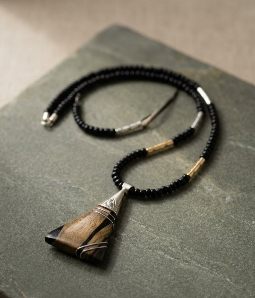 Collier tribal en bois +perles noir