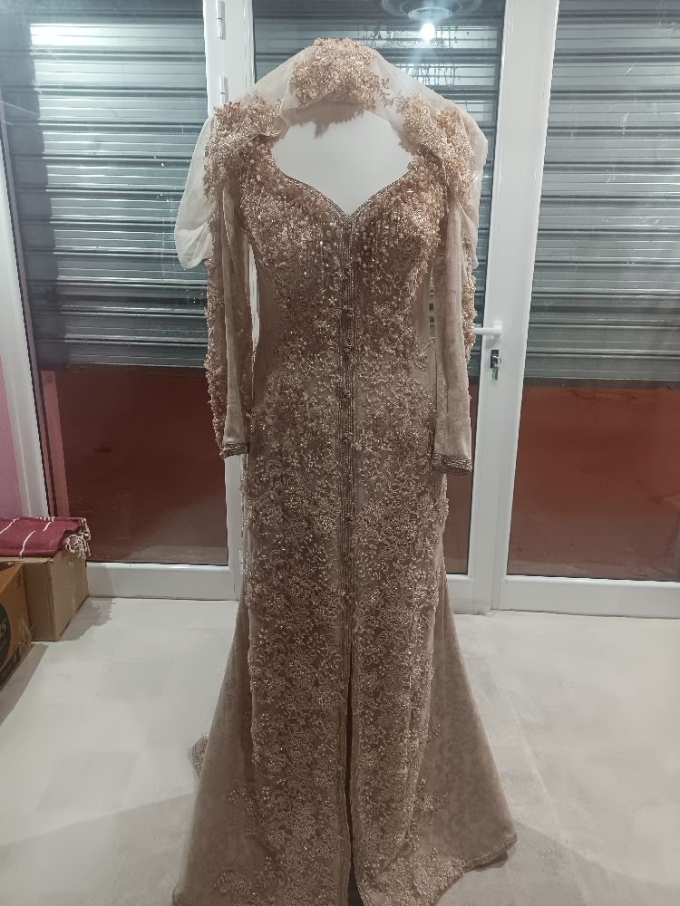 Très belle Robe chargée avec capuche 