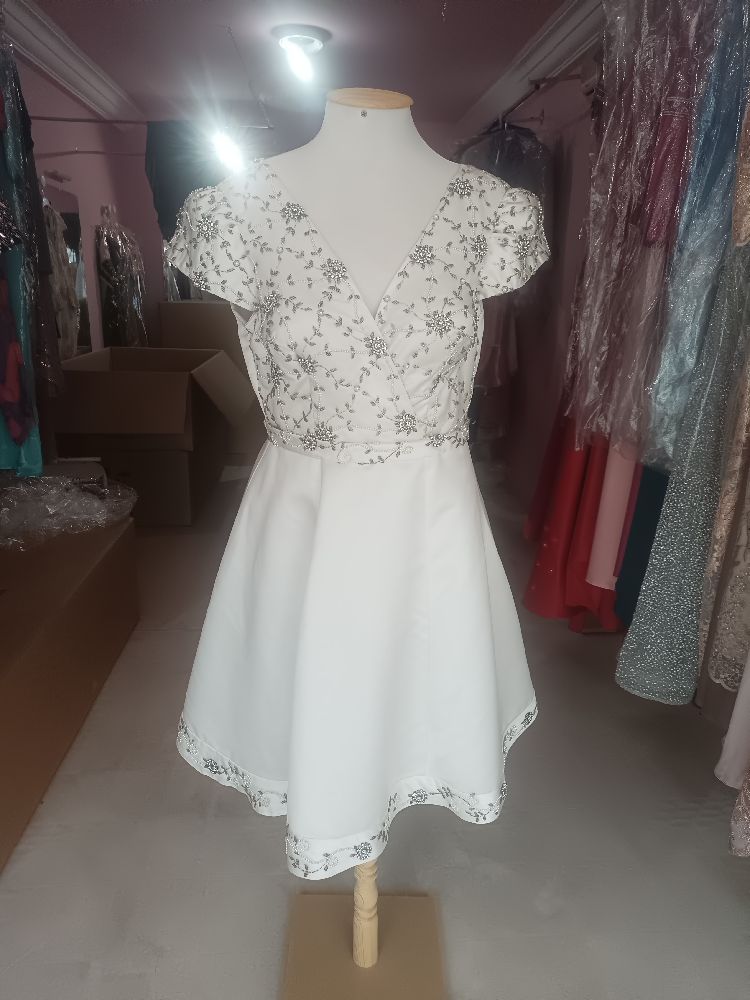 Belle robe blanche mi-longue