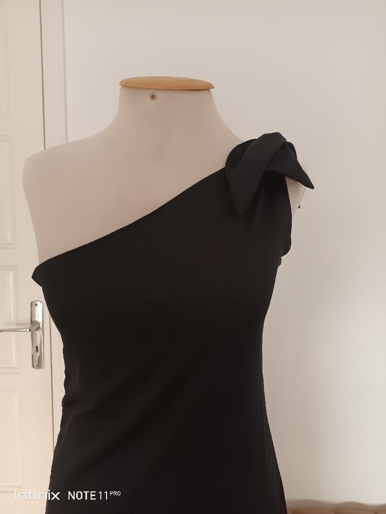 Robe noire je-m'en-fou 