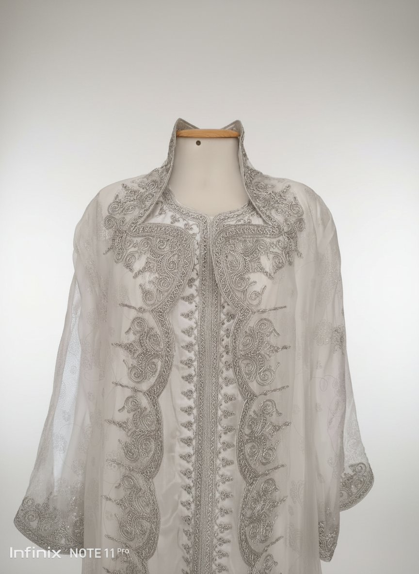 Kaftan traditionnel brodé en argent