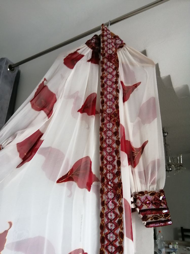 Tunique bordée à la main 