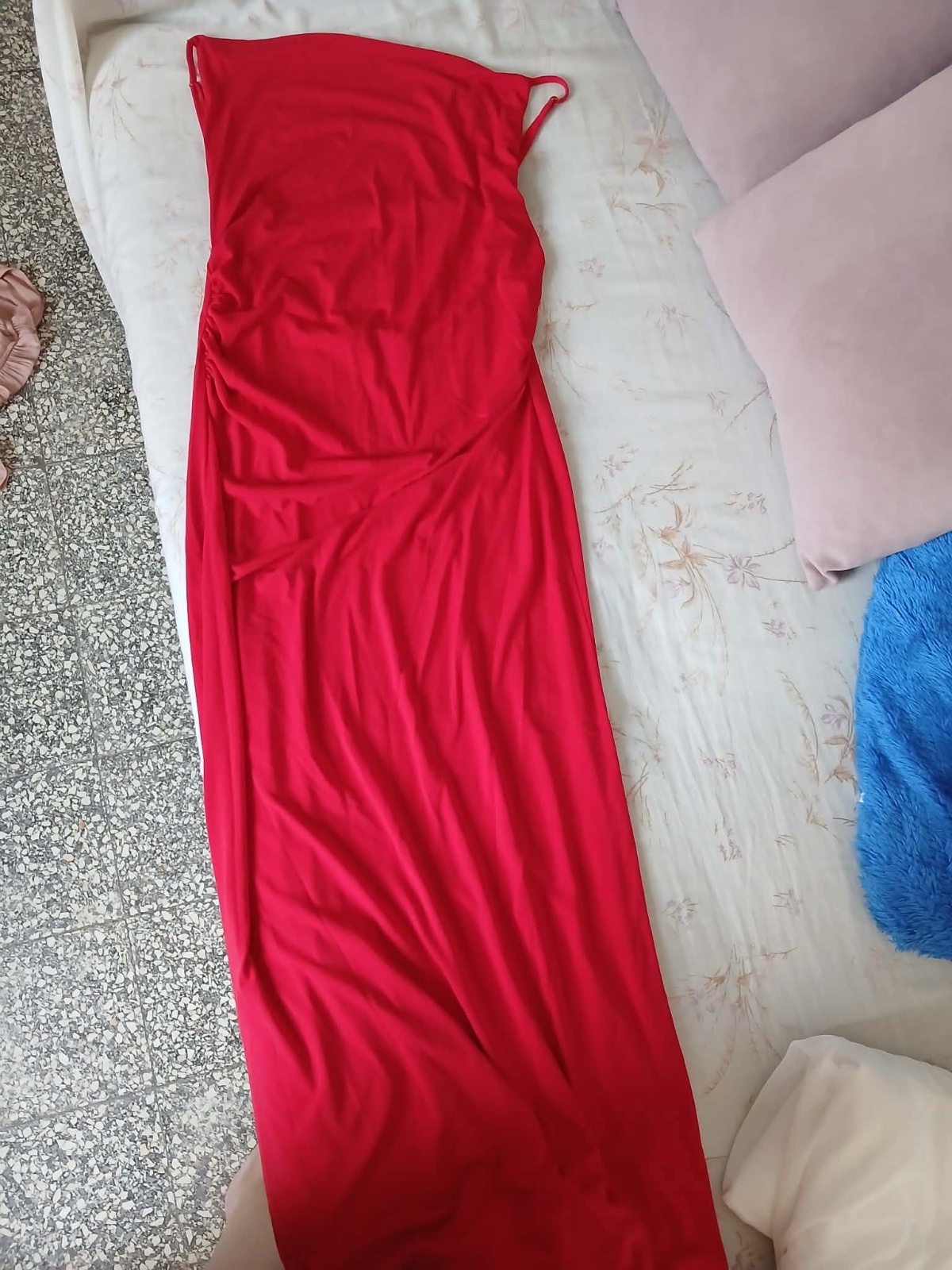 Robe rouge taille M pull and bear