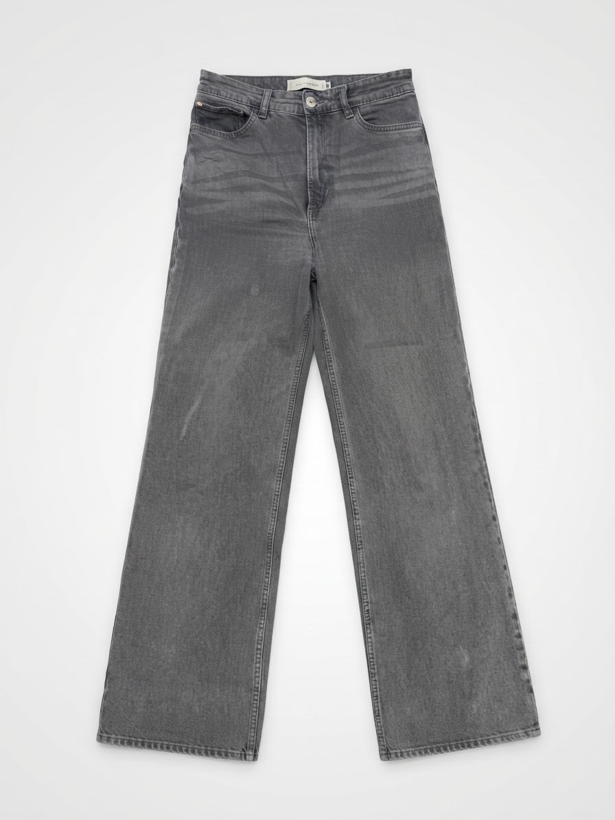 Un pantallon gris de la marque H&M