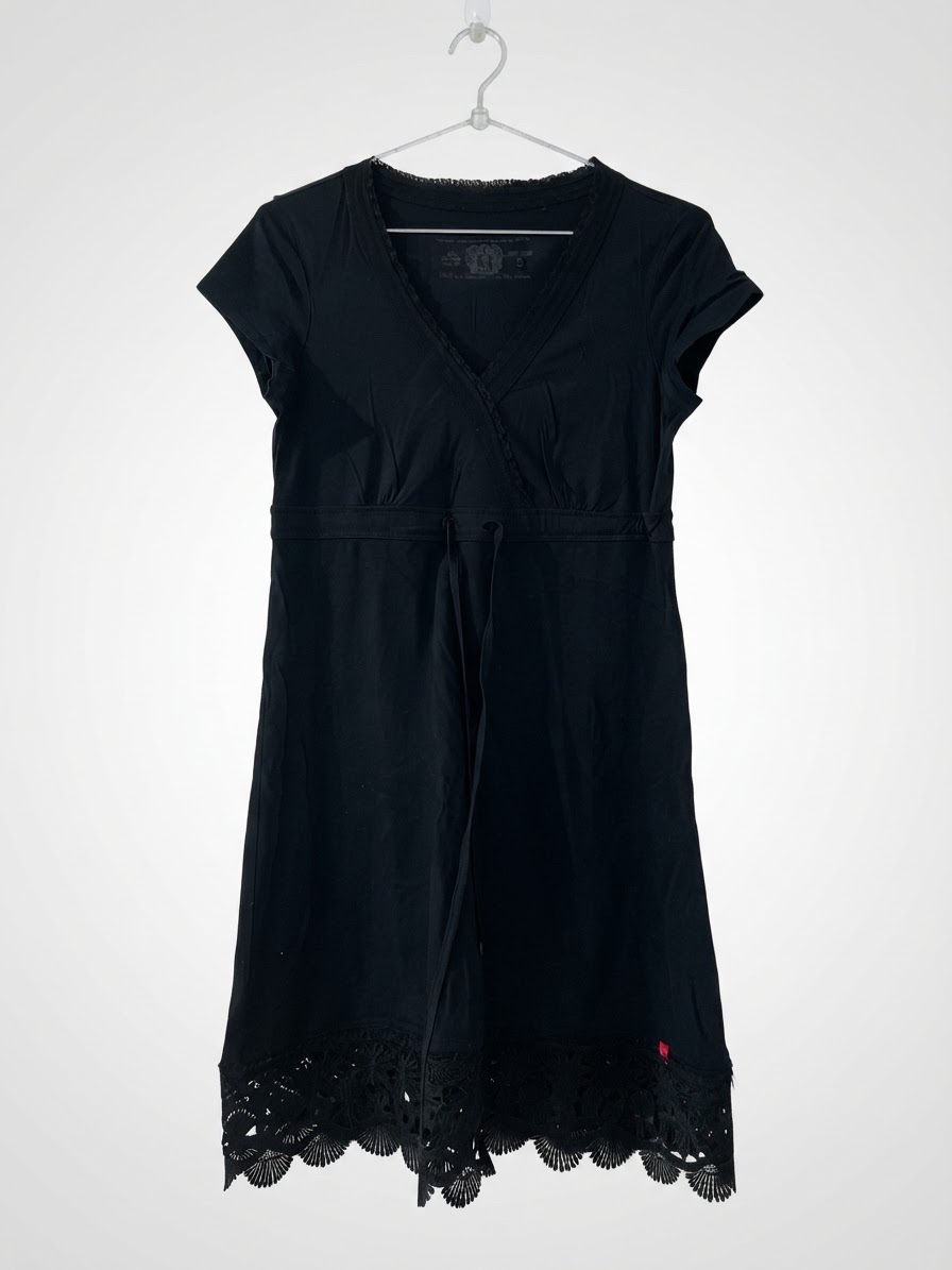 Robe noire avec dentelle 