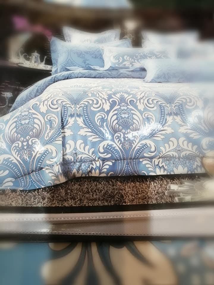 Couvre de Lit avec deux coussins 70/50 et deux autres rectangulaires avec housse de matelas et deux oreillers 70/50