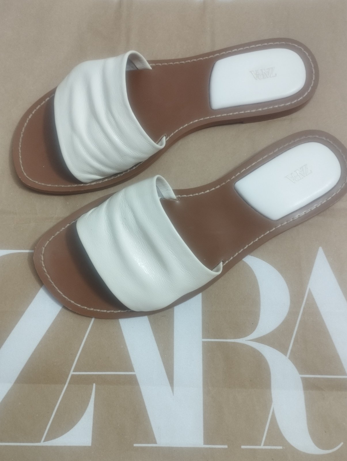 Claquettes en très bon état Zara 