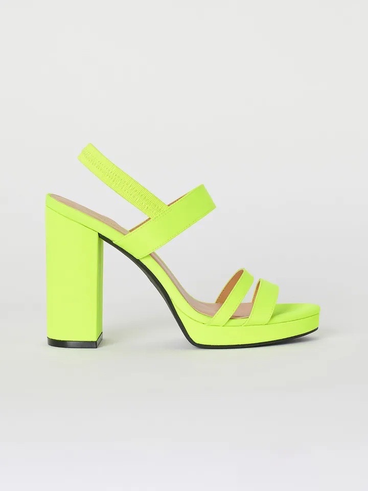 Ces sandales sont des sandales à plateforme vert fluo de la marque H&M