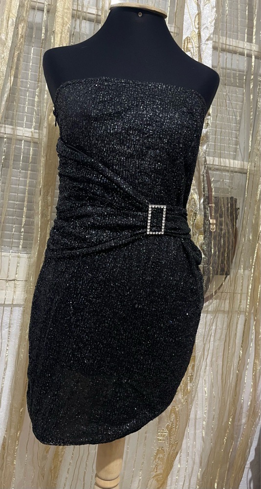 Chic robe noire soirée pretty little thing