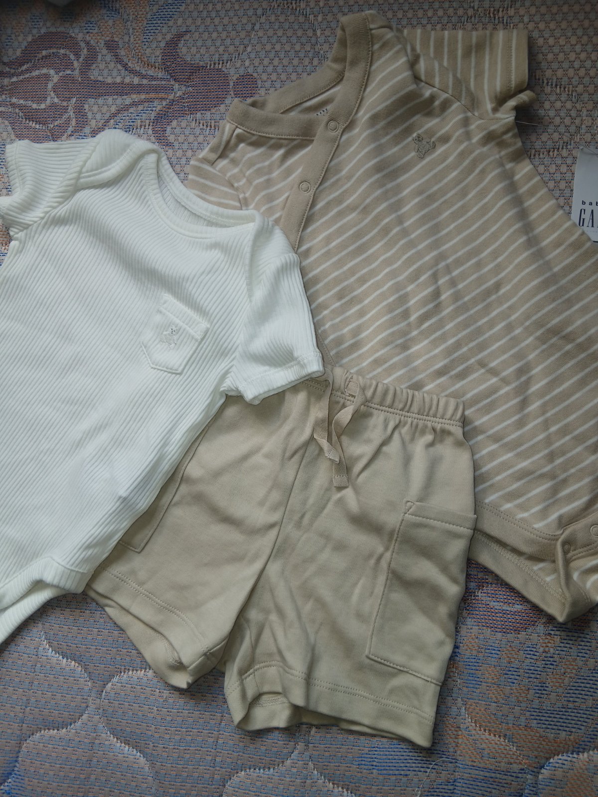 Vêtements pour bébé importés 🇨🇦 neufs avec étiquette  marque Gap🏷 