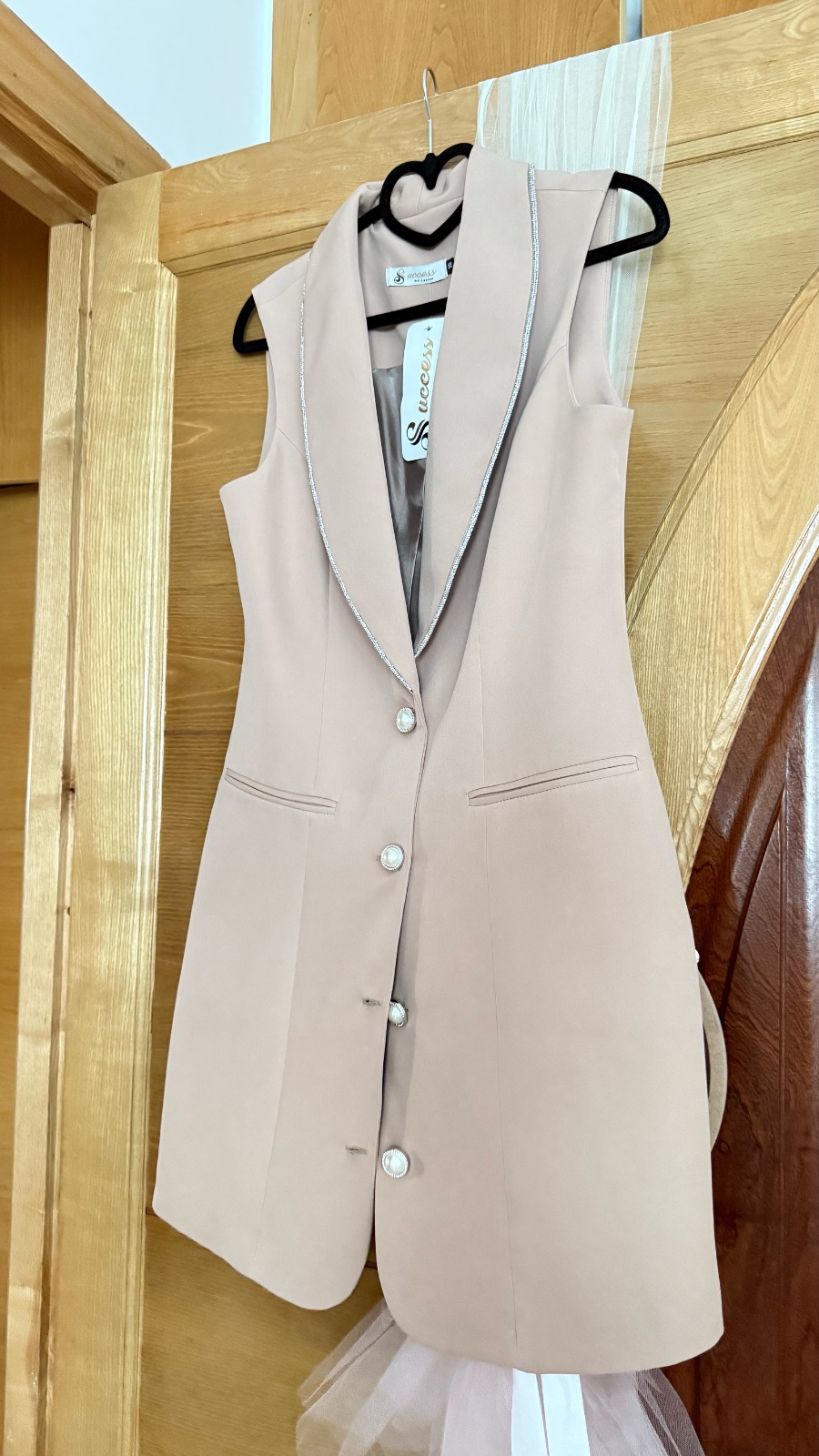 Robe blazer en beige avec des strasses sur le col